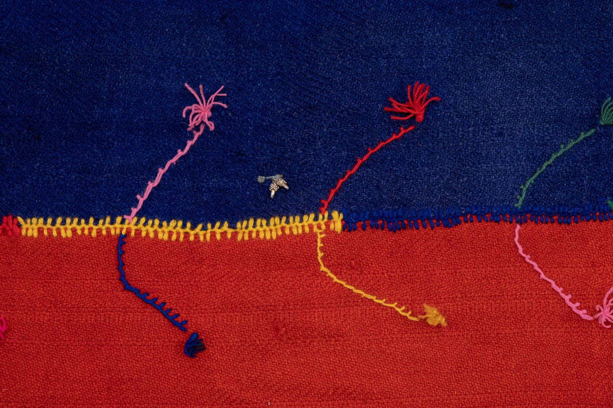 Textile brodé main vintage