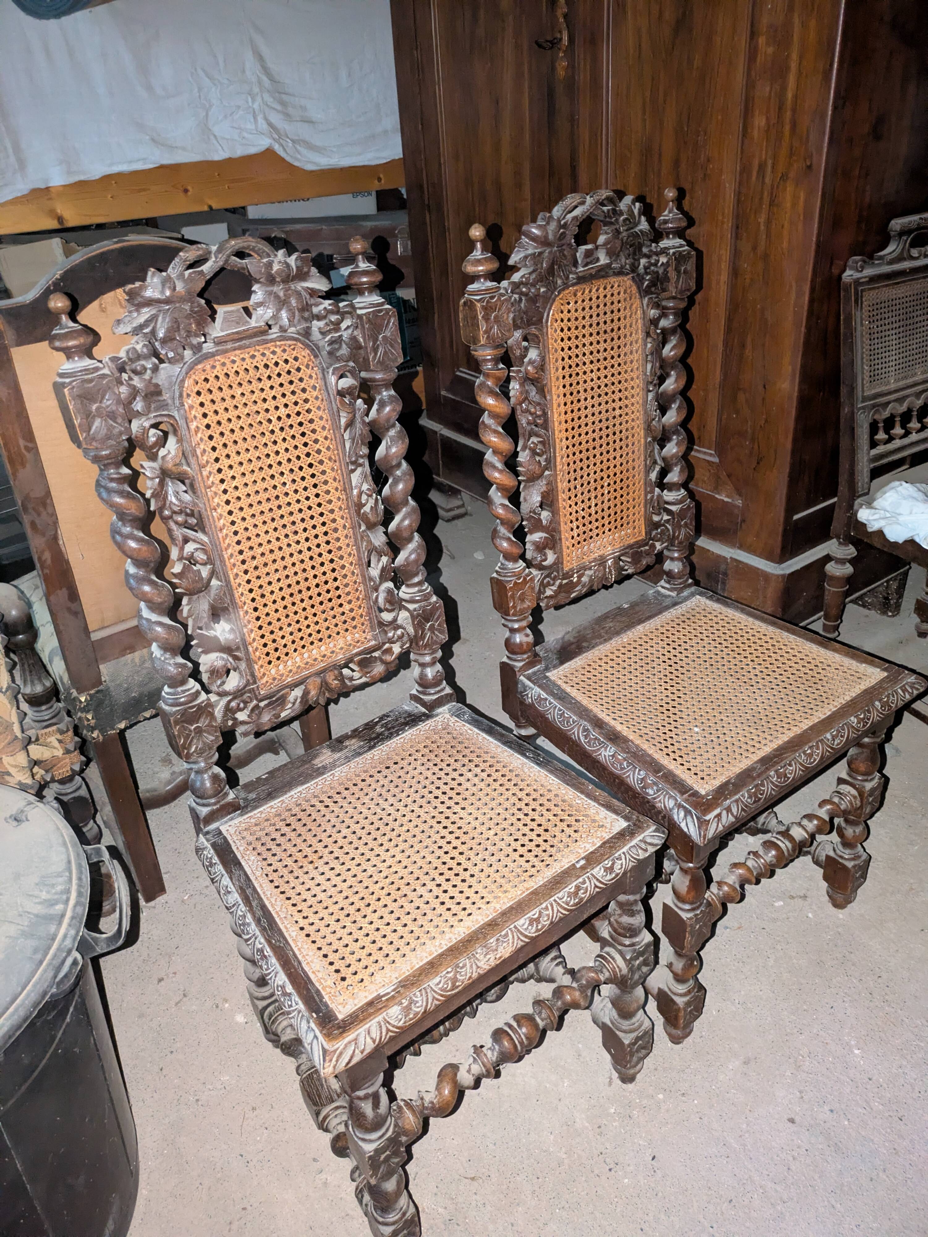 Pair of Neo-Renaissance ceremonial chairs – Carved wood and twisted columns