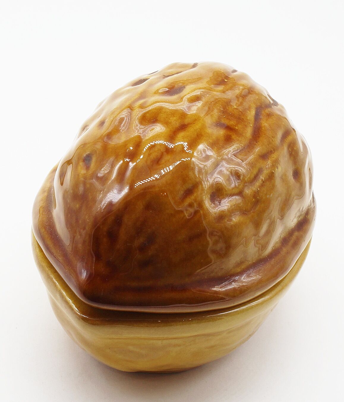 Nut-shaped box in dabbling