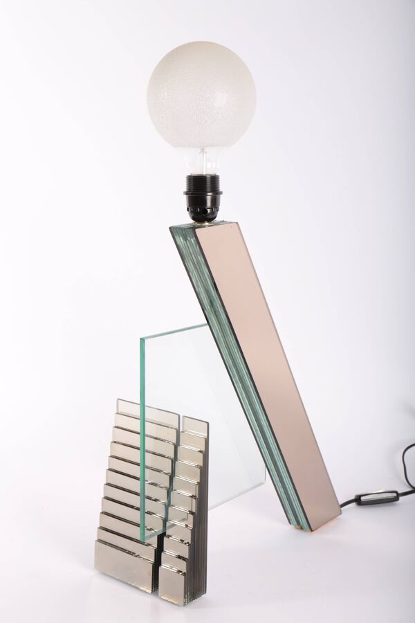 Lampe années 80 en plaques de verre et miroirs, signée et numérotée