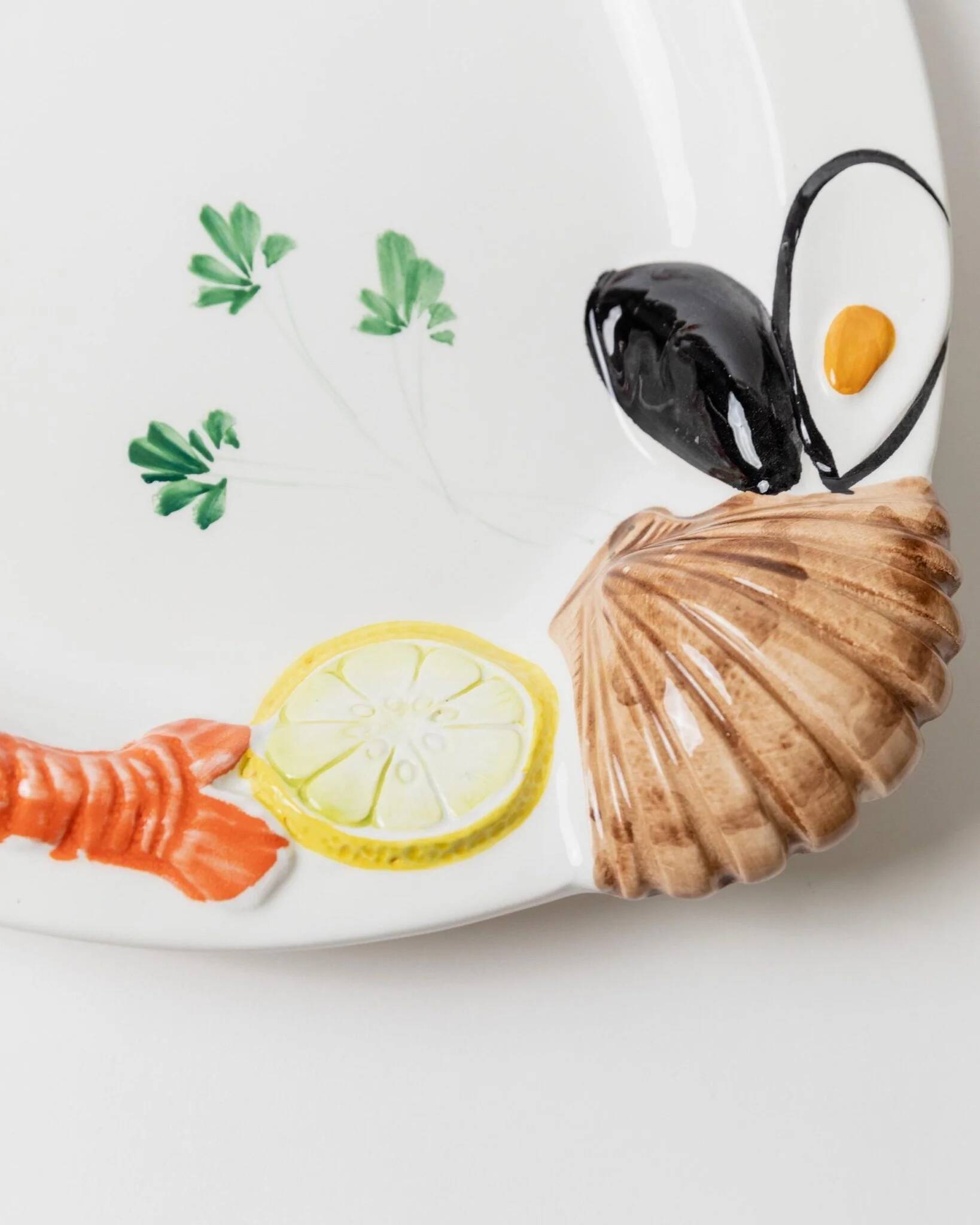 Assiette ovale en céramique blanche avec relief 3D de fruits de mer, design italien Siro, vintage des années 1980, 48 x 32 cm.