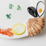 Assiette ovale en céramique blanche avec relief 3D de fruits de mer, design italien Siro, vintage des années 1980, 48 x 32 cm.
