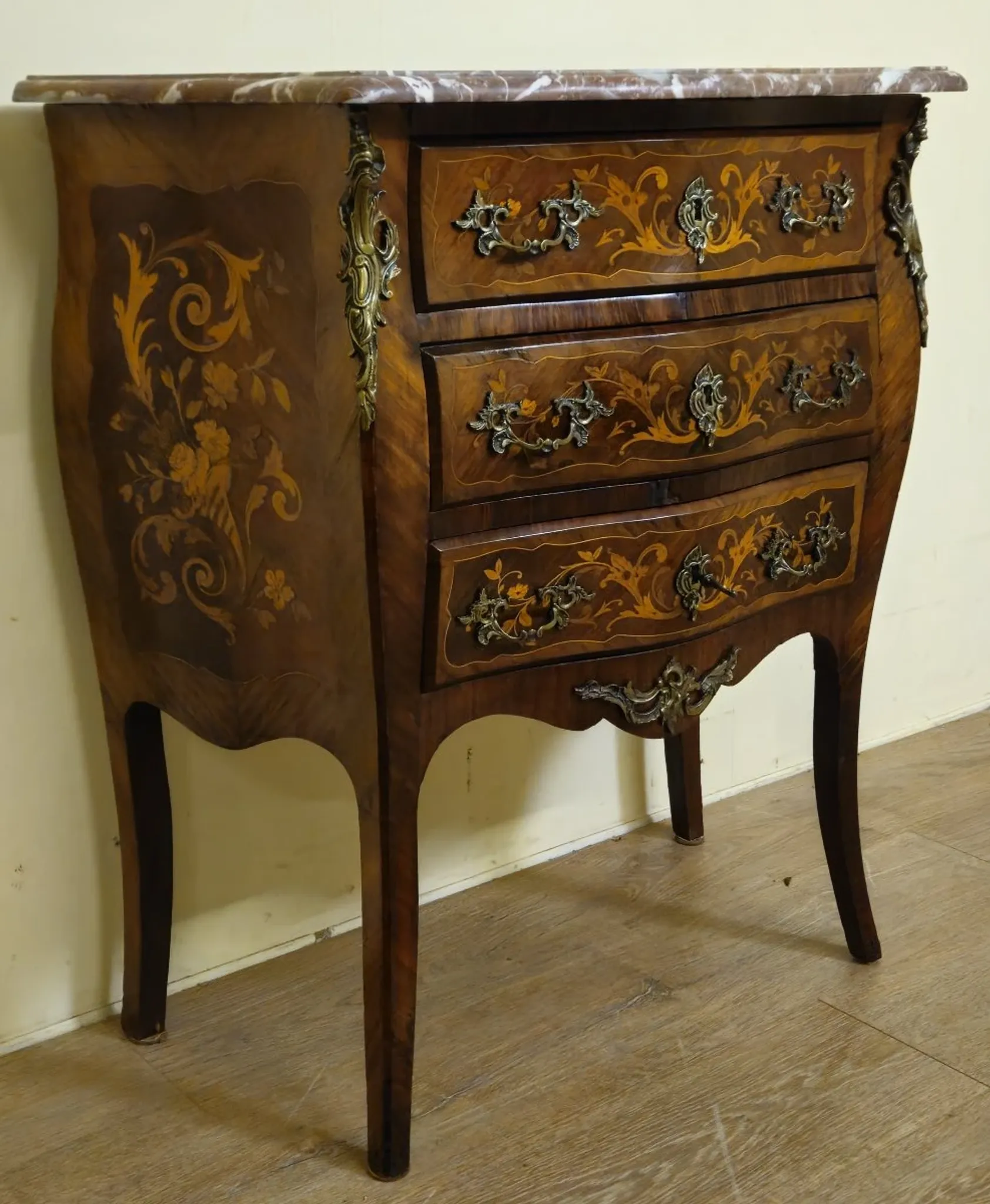 Commode sauteuse style Louis XV marquetée – 3 tiroirs – Plateau marbre