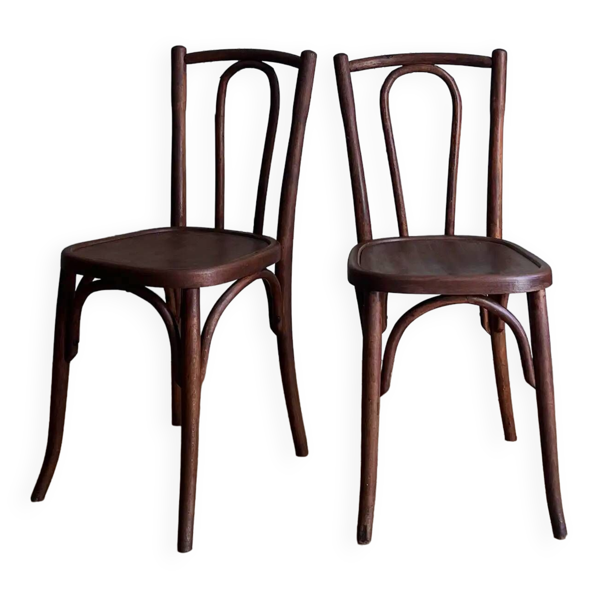 Chaises de style bistrot parisien