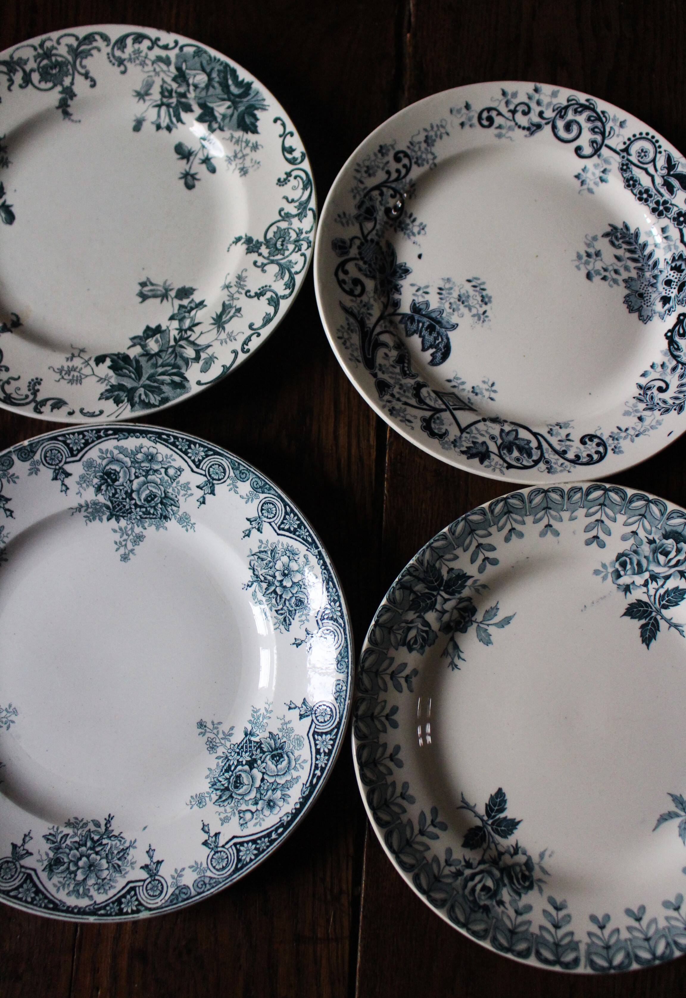 A set of 4 flat plates Terre de fer mismatched blue