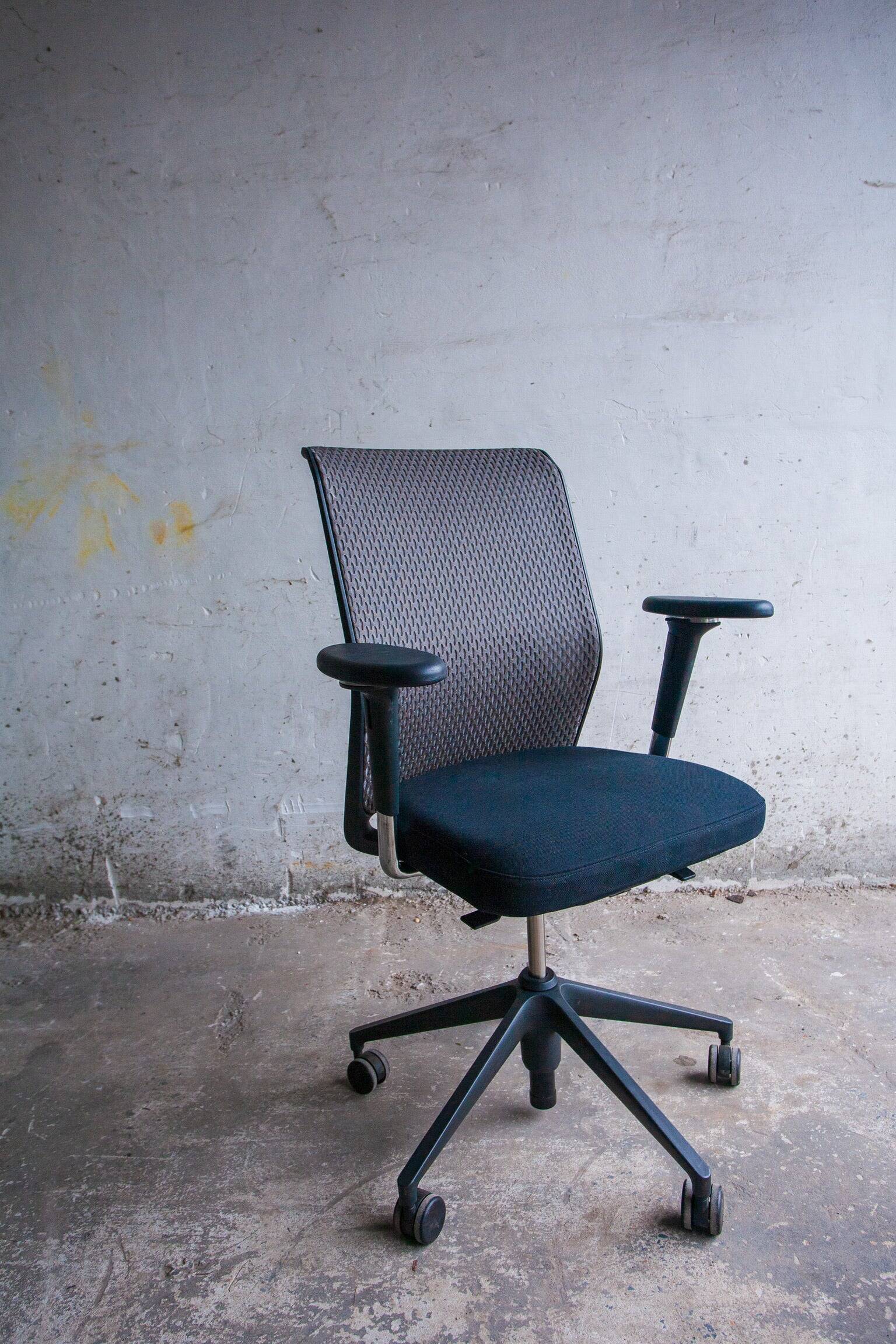 Vitra ID Trim office chair by Antonio Citterio — black mesh backrest and blue fabric seat, aluminium frame.