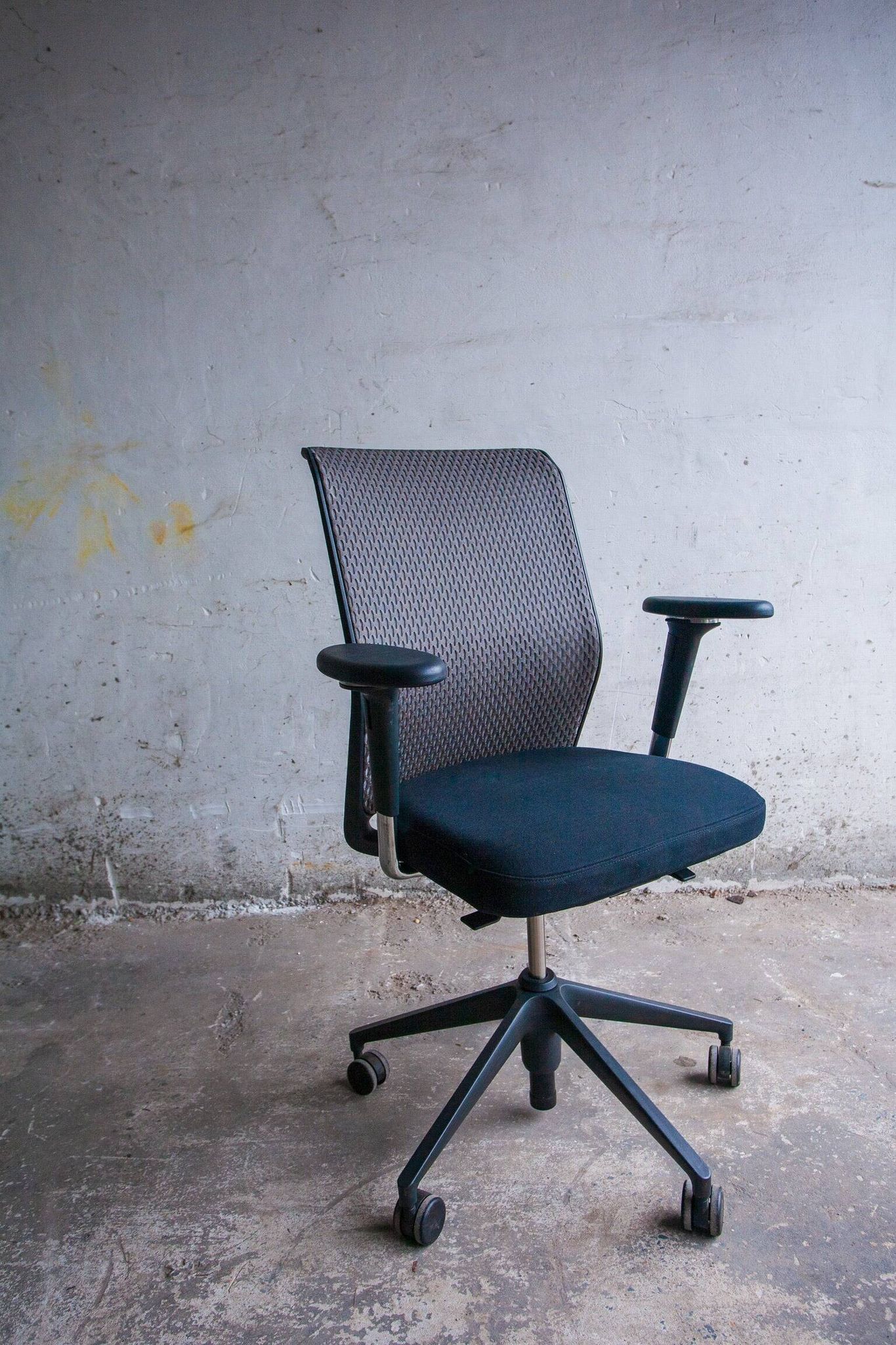 Vitra ID Trim office chair by Antonio Citterio — black mesh backrest and blue fabric seat, aluminium frame.