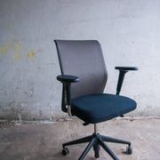 Vitra ID Trim office chair by Antonio Citterio — black mesh backrest and blue fabric seat, aluminium frame.