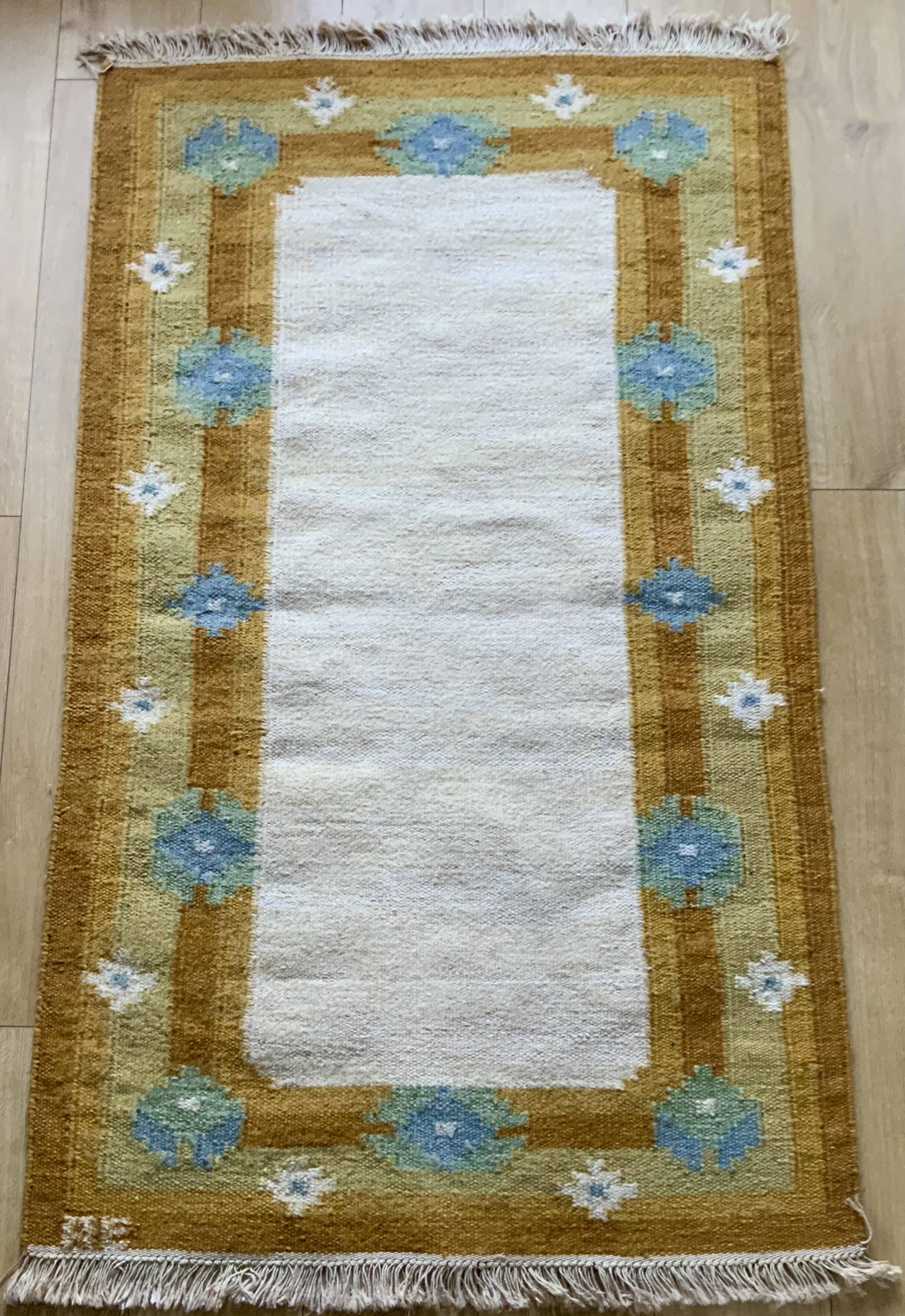 Tapis en laine suédoise tissé à plat Kilim Rölakan signé Ae années 1960