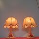 Paire des lampes de chevet rose «blush/saumon» abat-jour en tissu, détails en métal