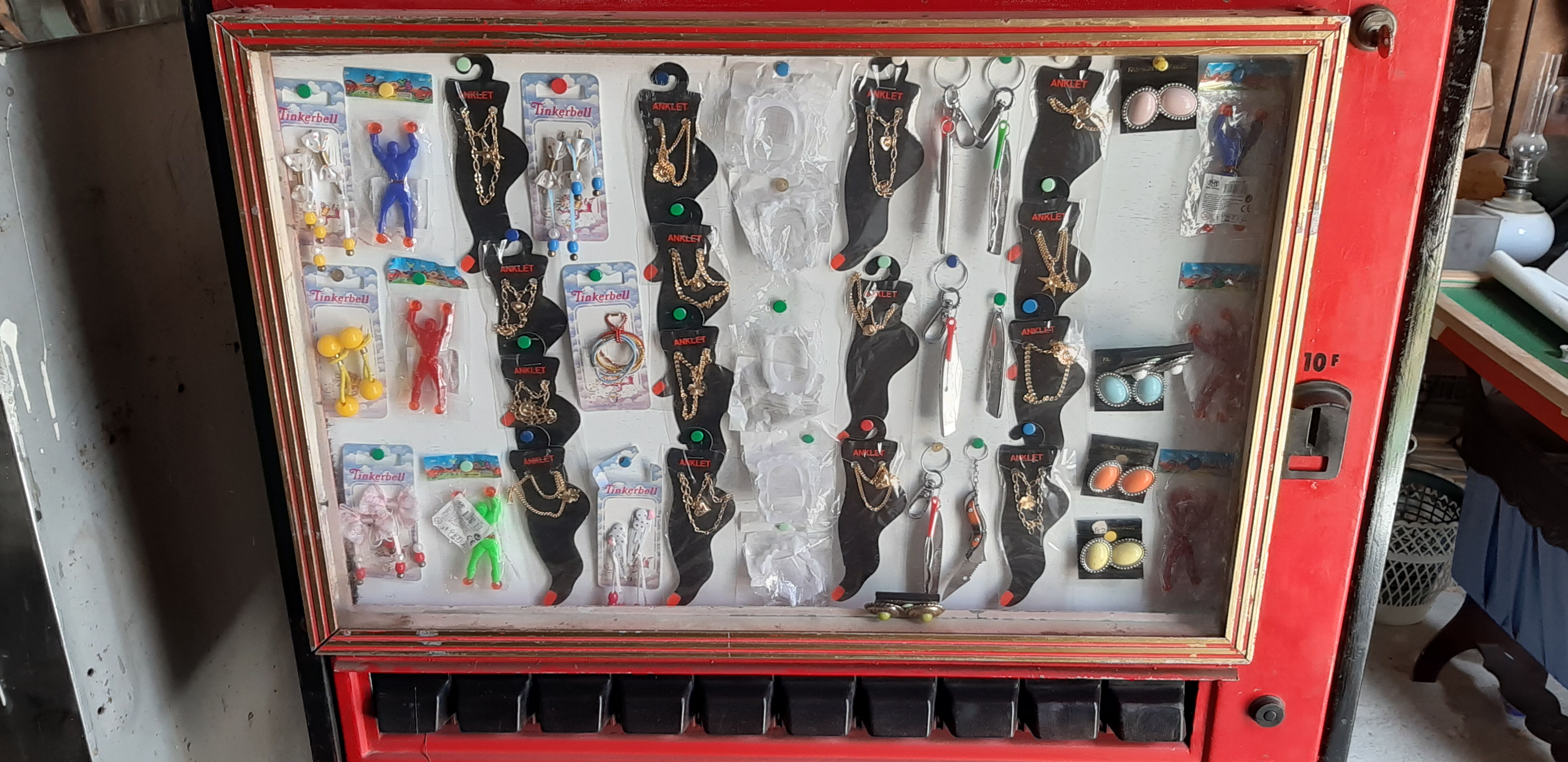 Distributor with tirettes de forain