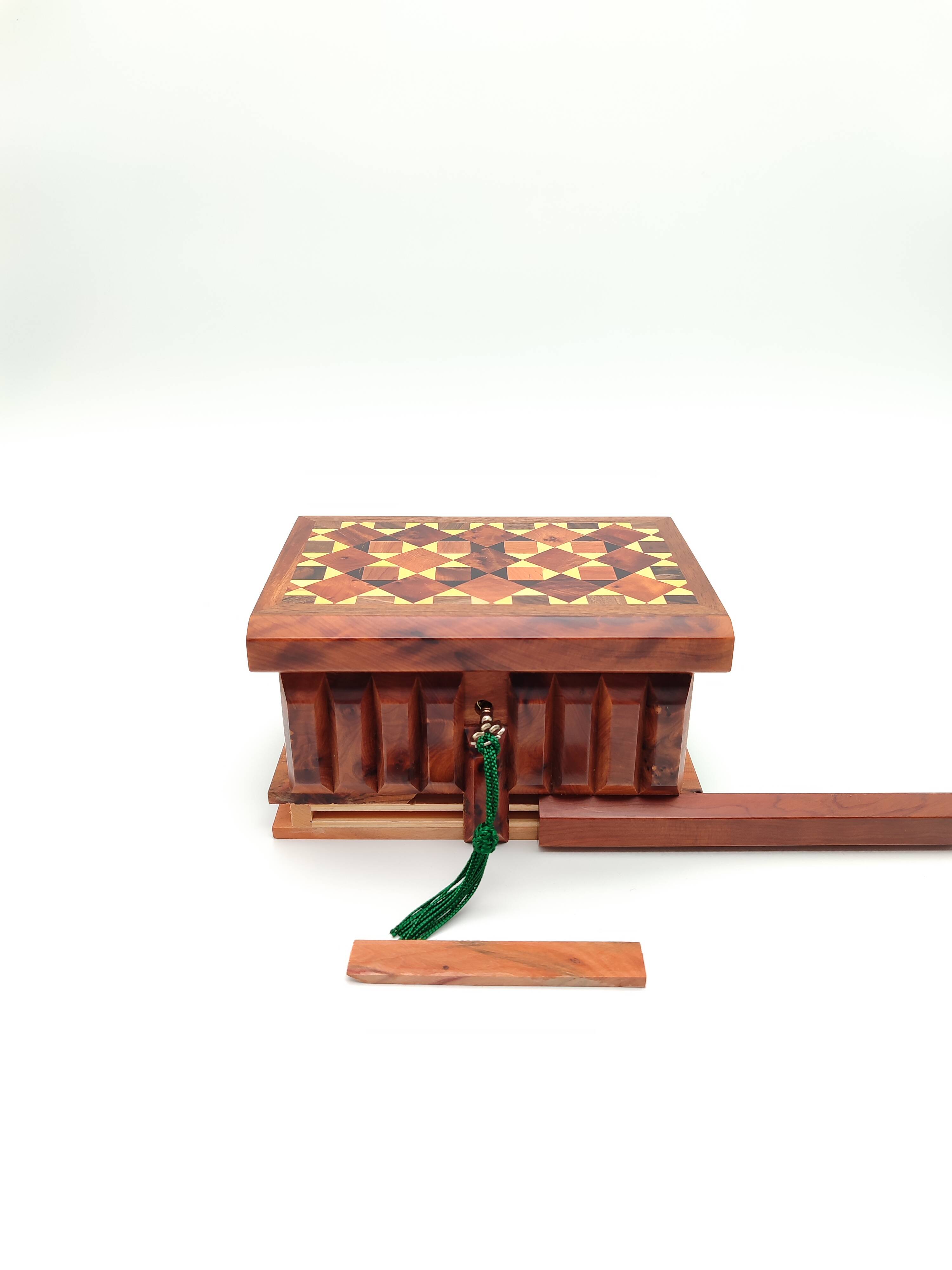 Thuya wood secret box