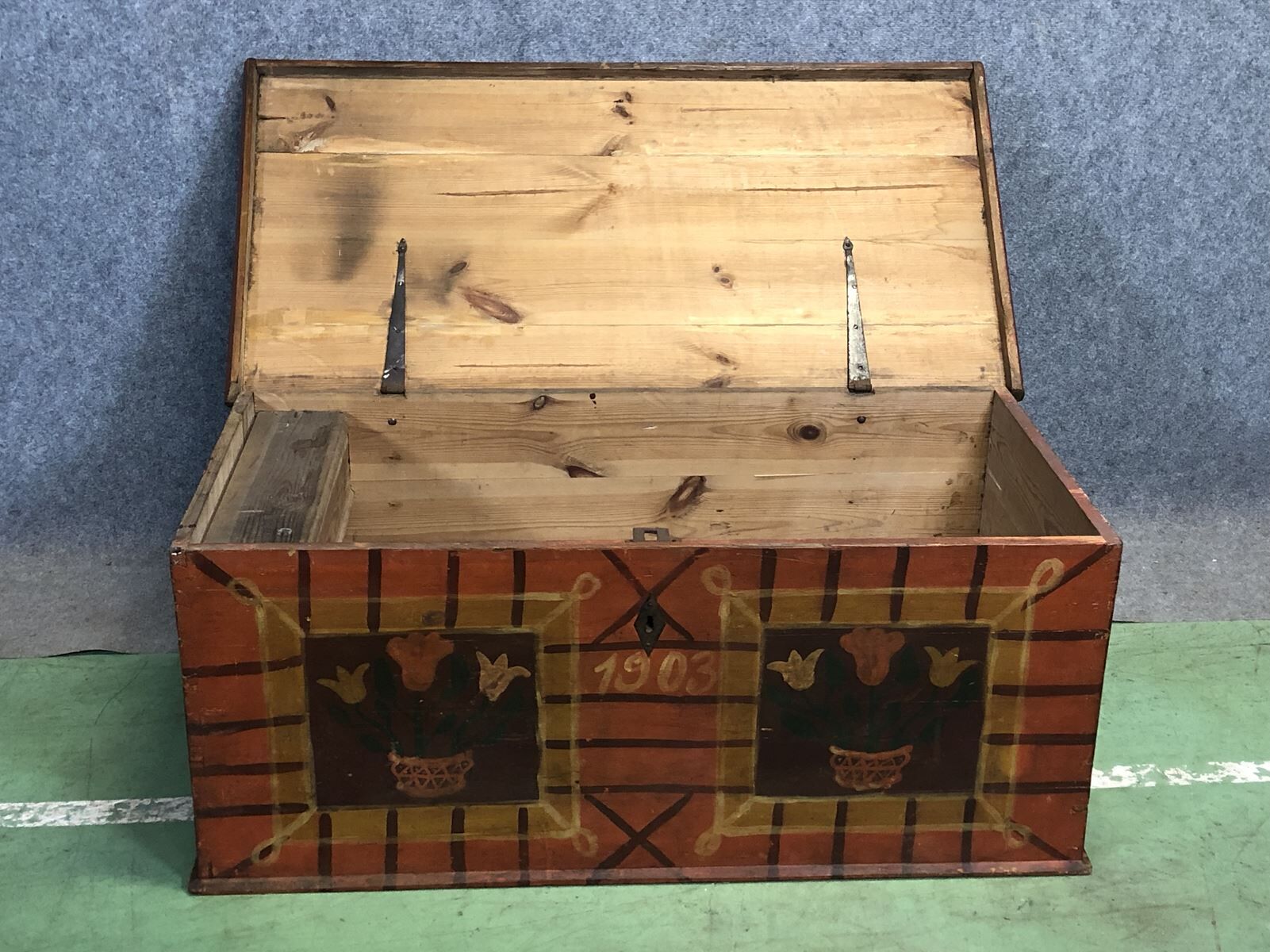 Fir chest with original painting-early twentieth