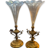 Paire de vasse cornet en bronze et cristal