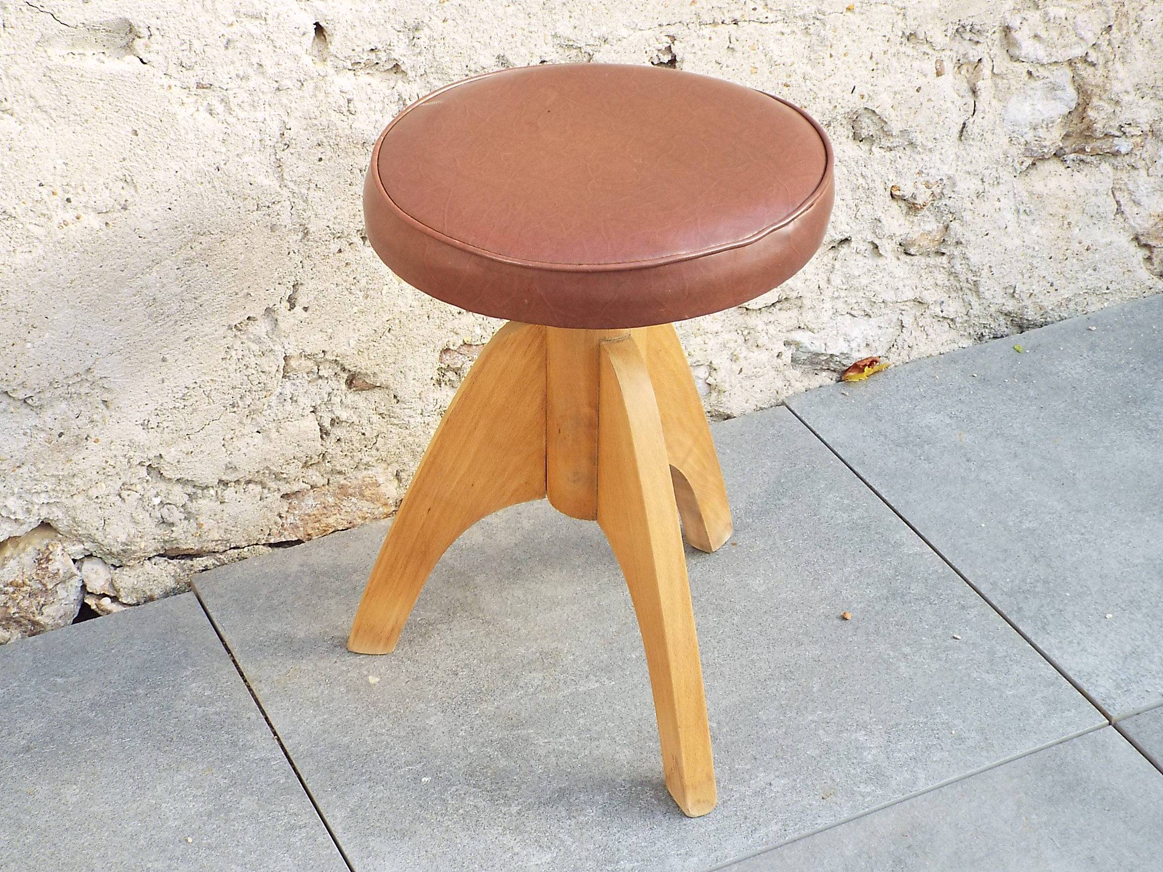 Adjustable piano stool