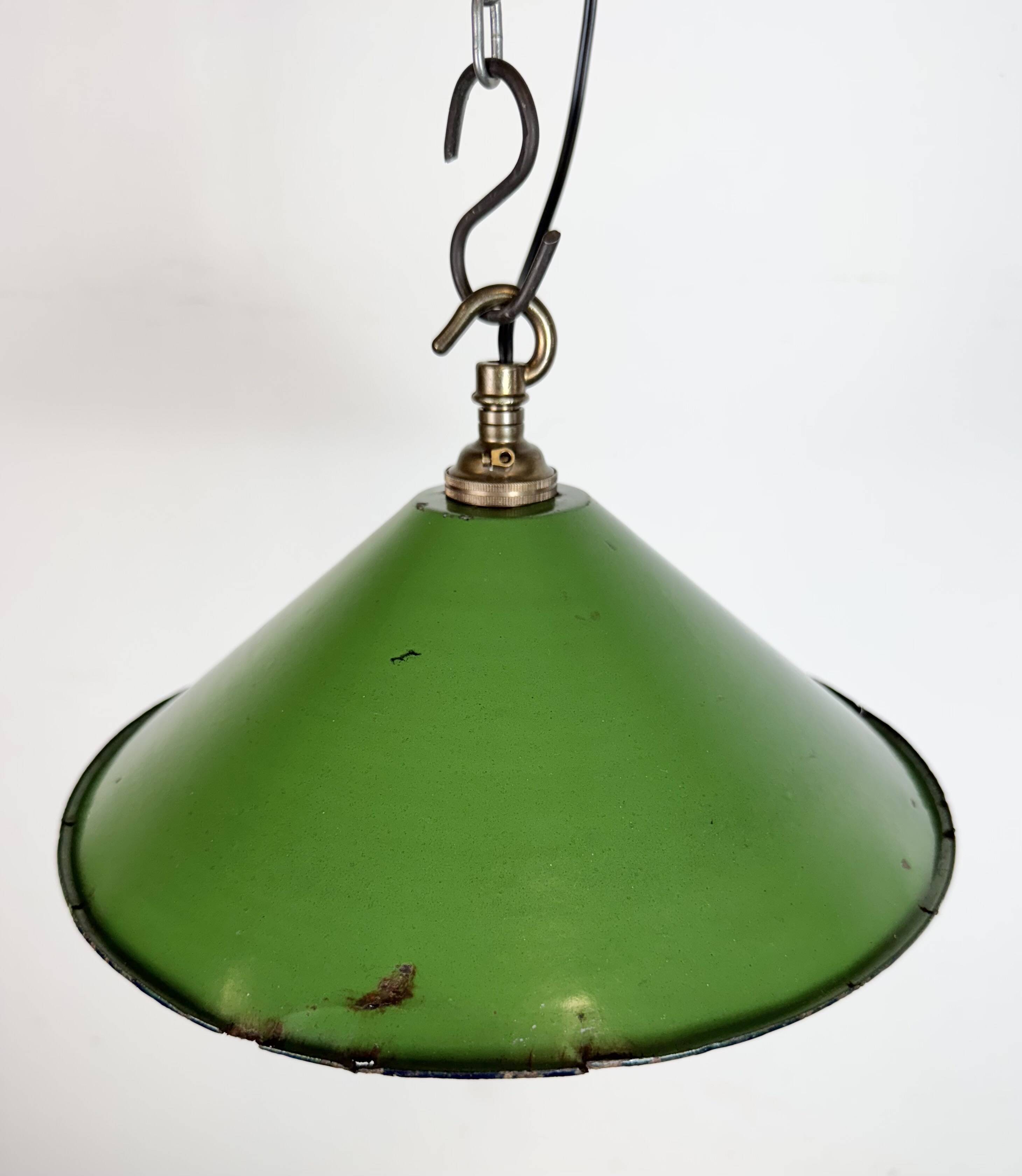 Suspension industrielle britannique en émail vert, années 1950