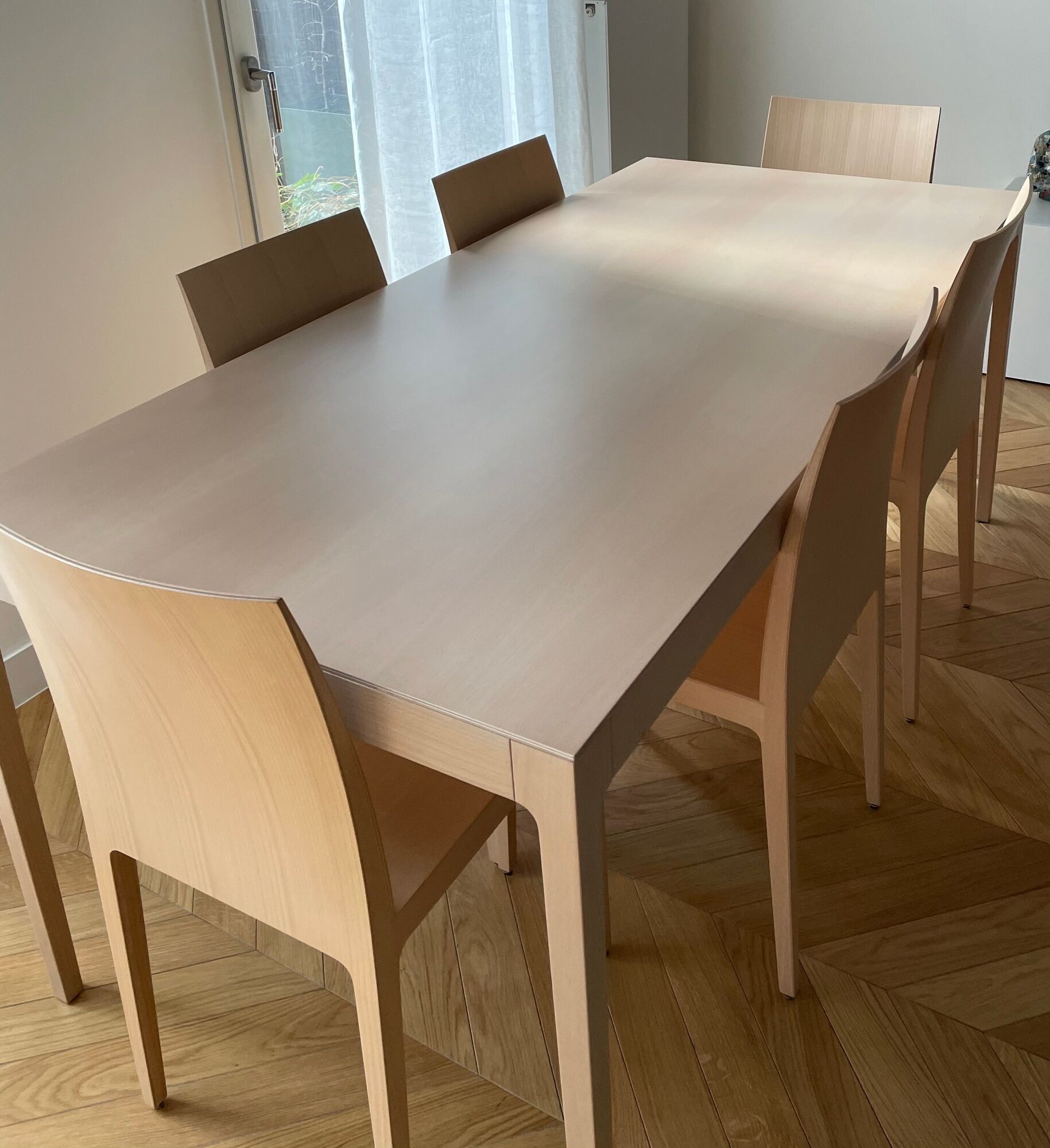 Set table and chairs