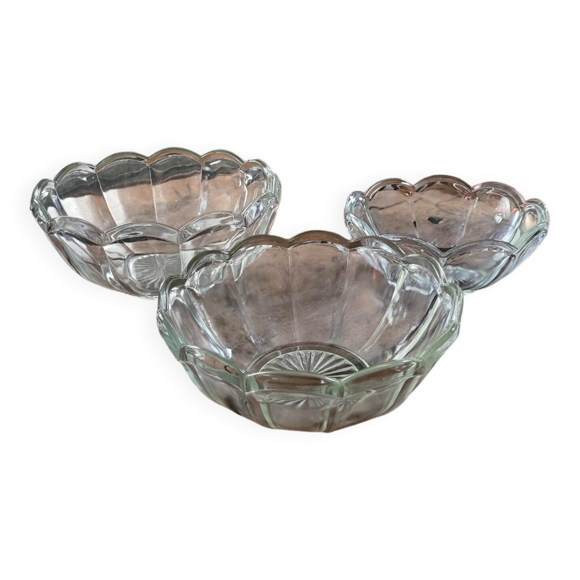 Trio of molded glass salad bowls – floral shape Ø 18/20/23 cm