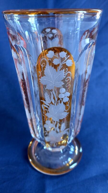 Small vase shaped chantournée with piedouche