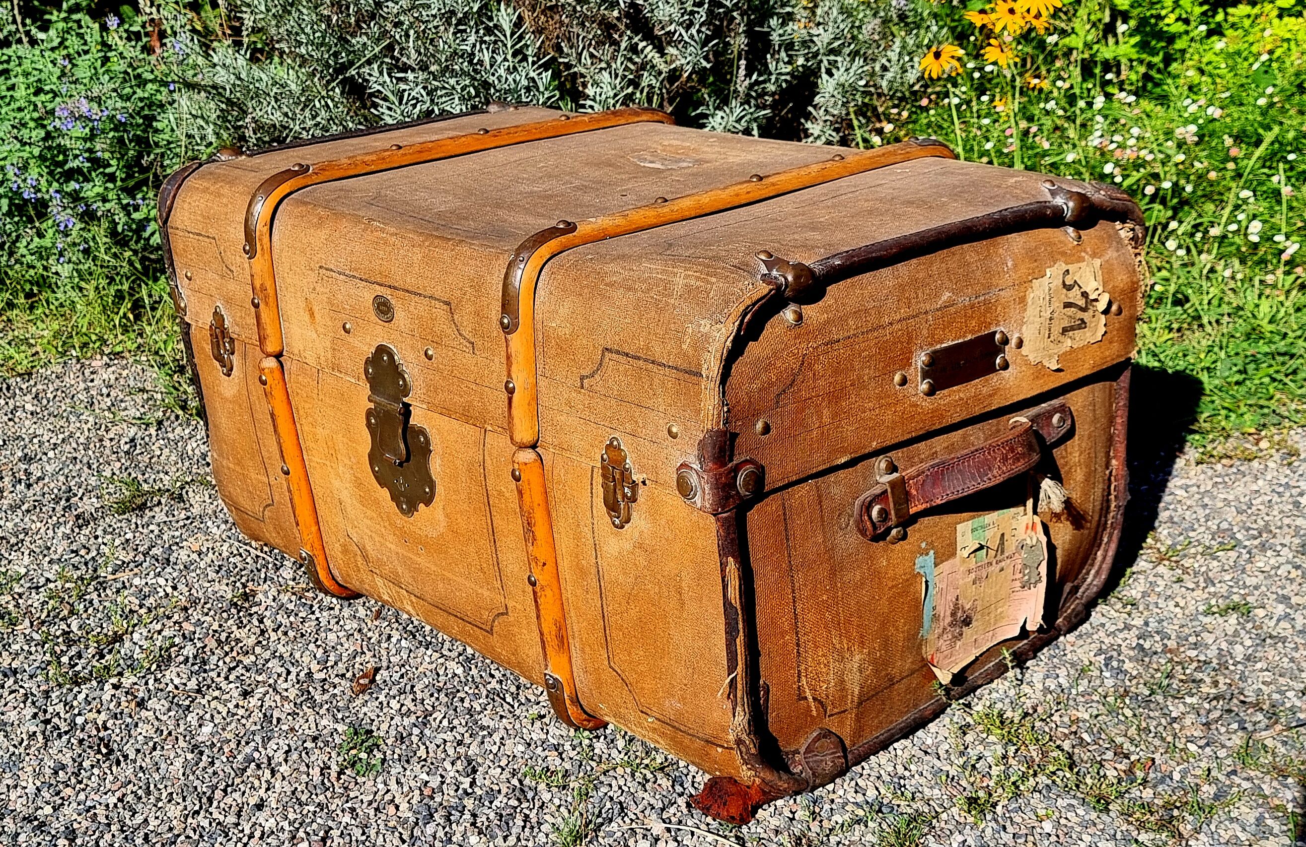 Travel trunk 1900