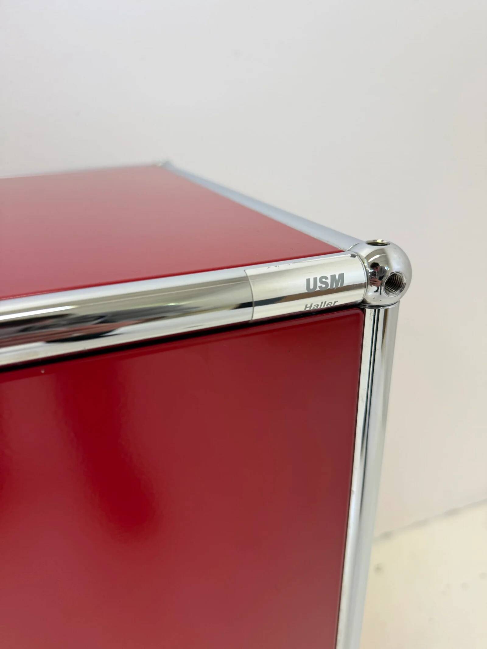 USM Haller "Ruby Red" – Side table (as new condition)