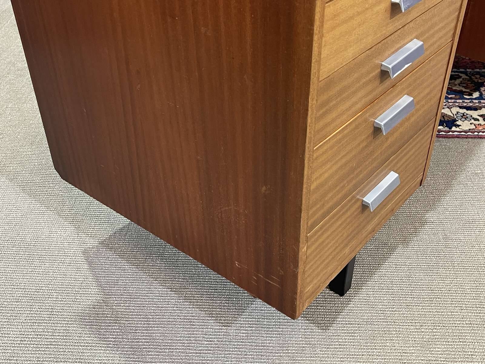 Bureau de direction anglais des années 1970 en acajou