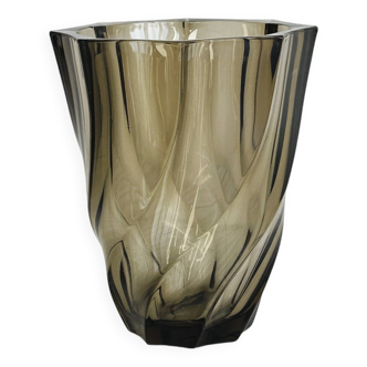 Vase en verre fumé au design torsadé