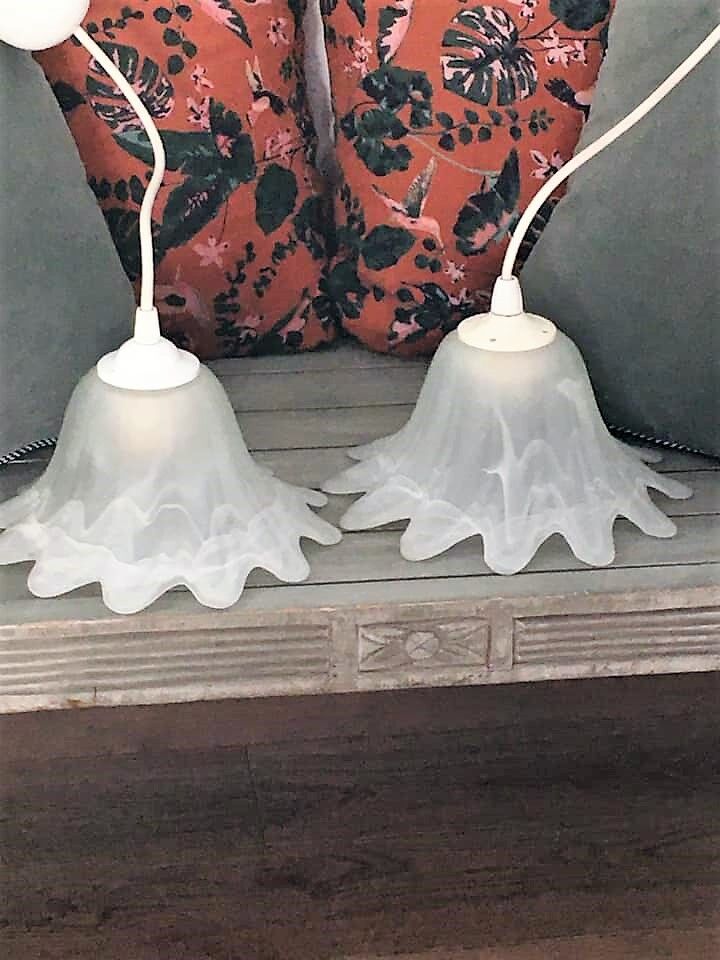 2 pendant lights with frosted glass tulips, in shades of white