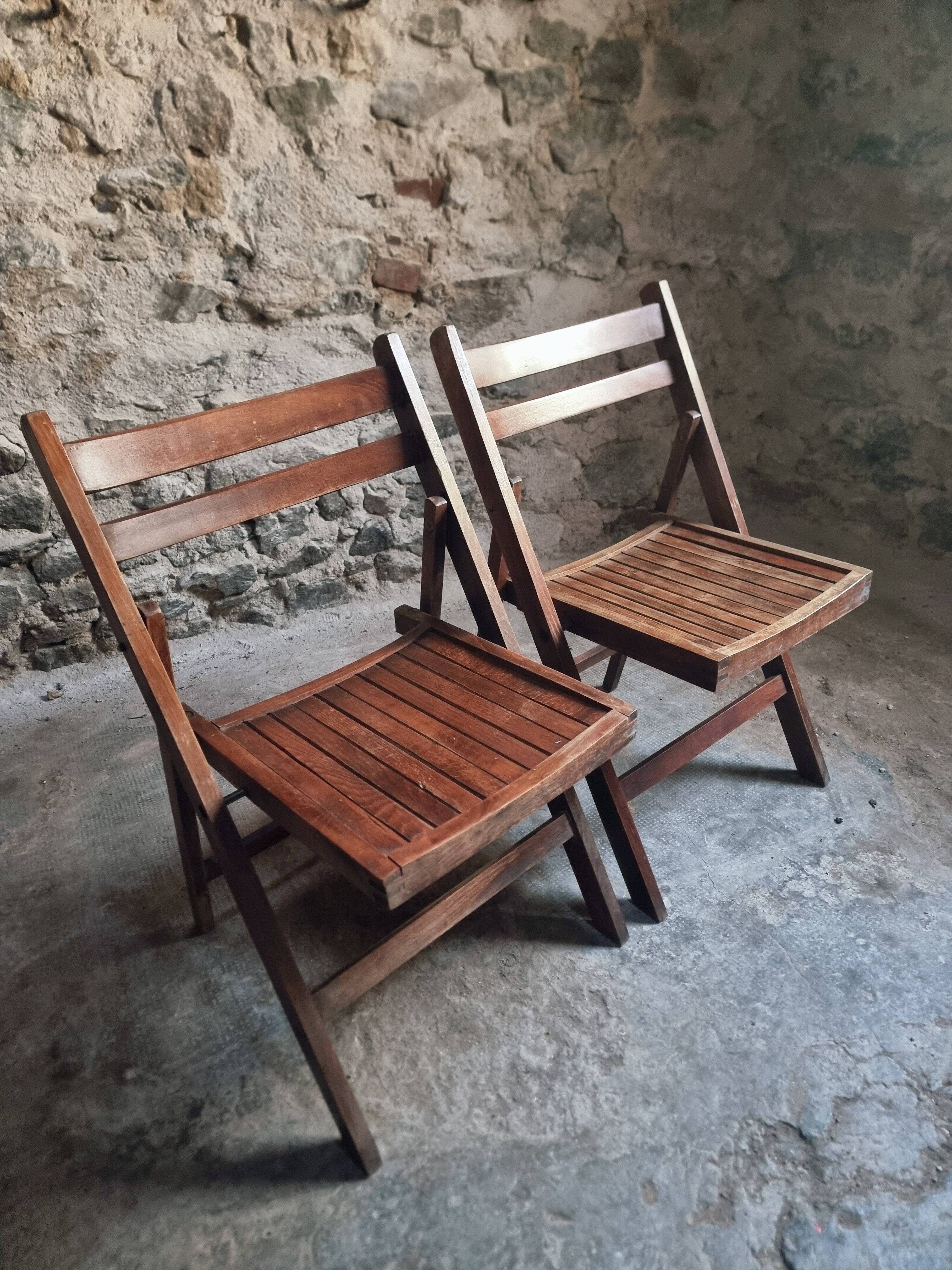 Pair of vintage French folding chairs – 1970s – beech wood chairs – rustic seats