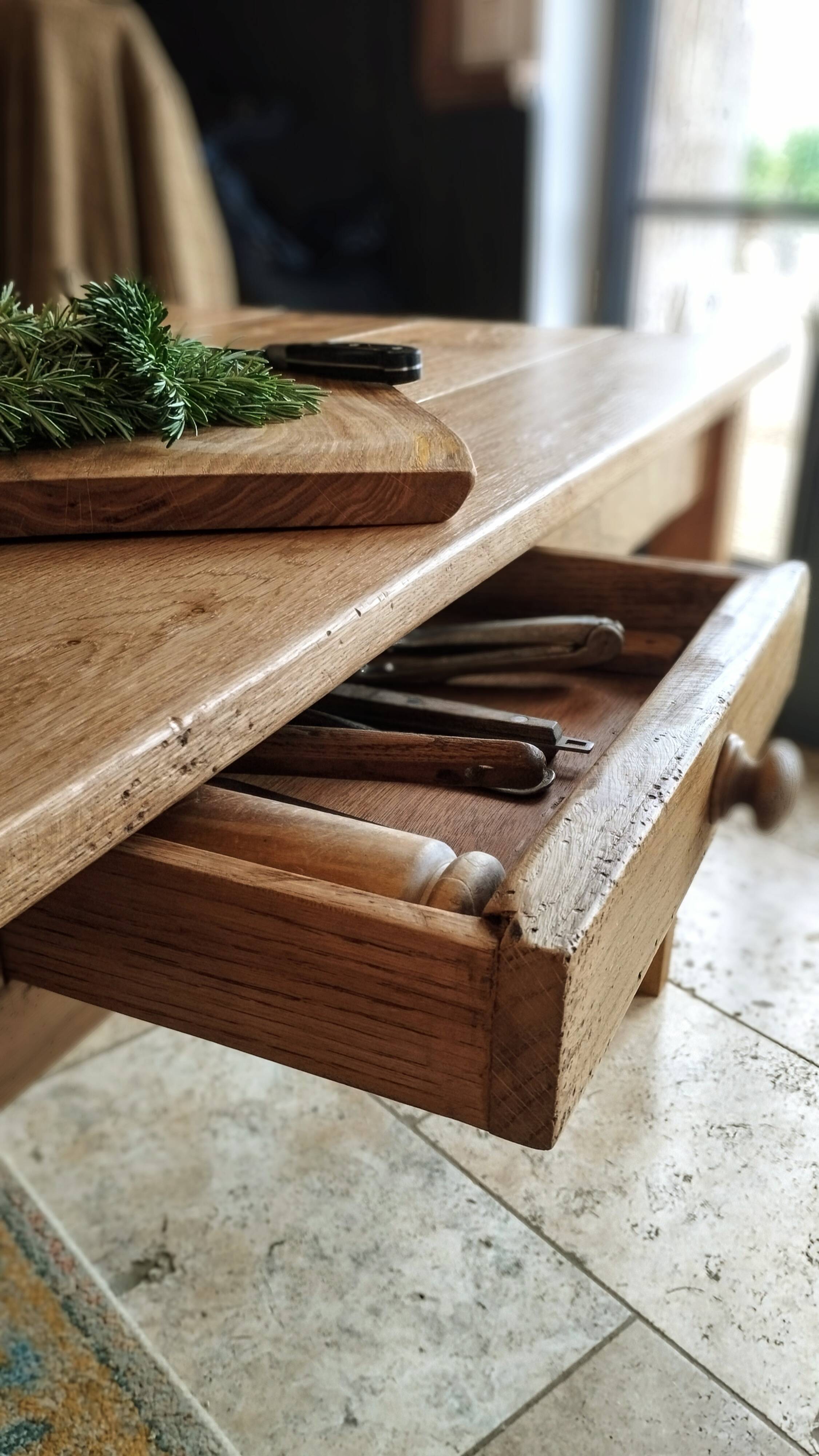 Table de ferme en chêne massif patiné 190 cm x 80 cm