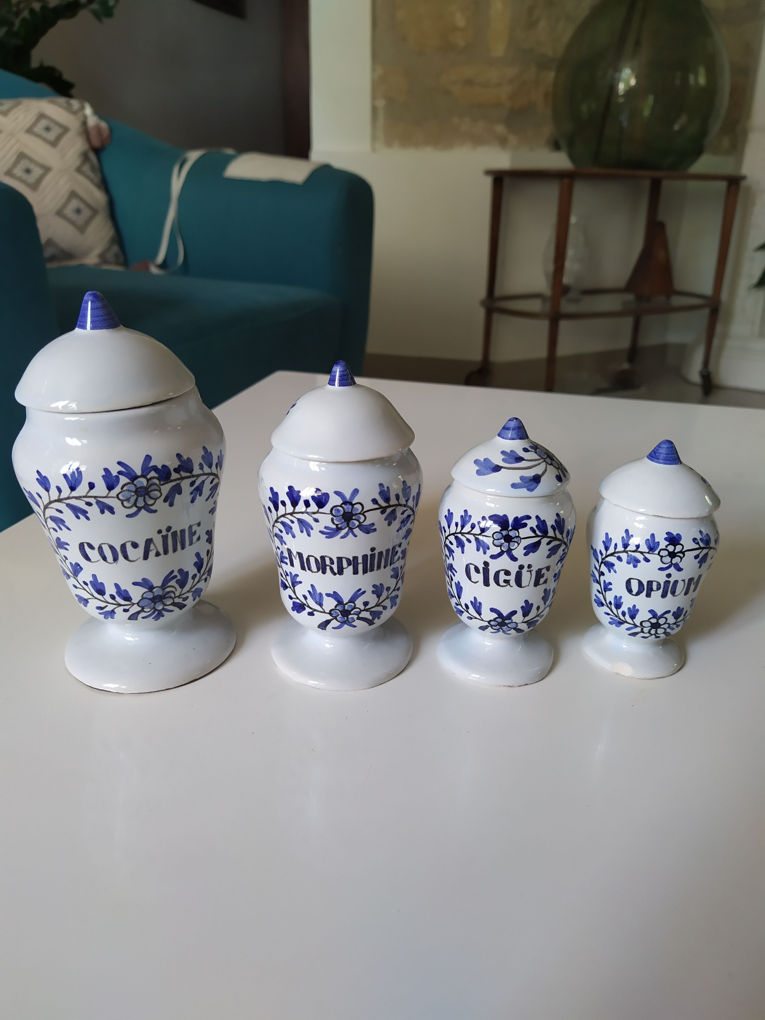 Batch of Delft aphoticaria pots