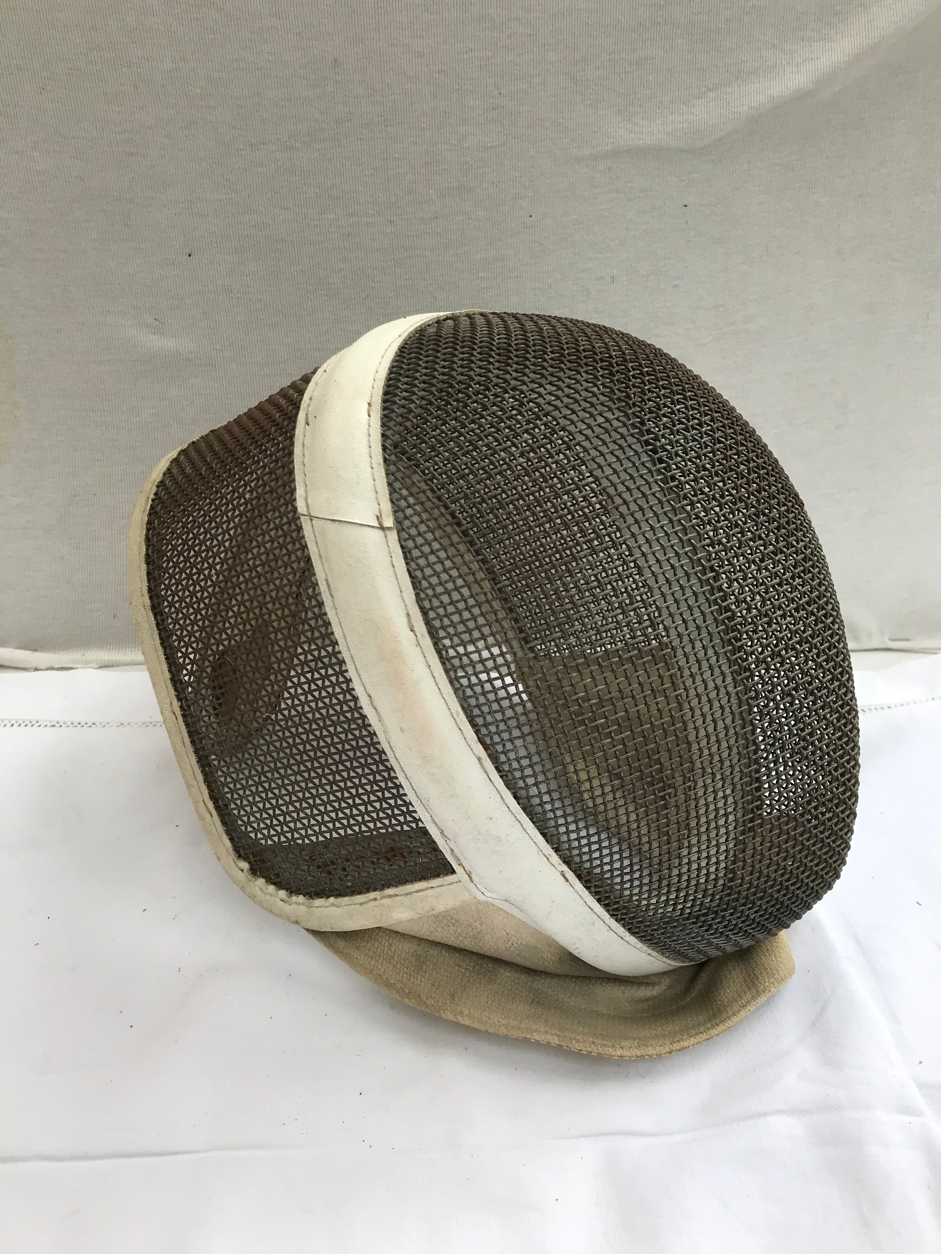 Former pair fencing fencing metal grid, white leather vintage sport