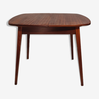 Extendable teak table