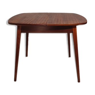 Extendable teak table