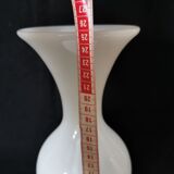 Vase en opaline blanche