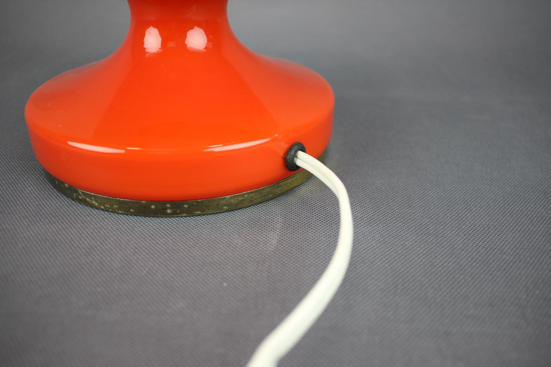 Lampe de table champignon en verre opalin orange tchèque des années 1970