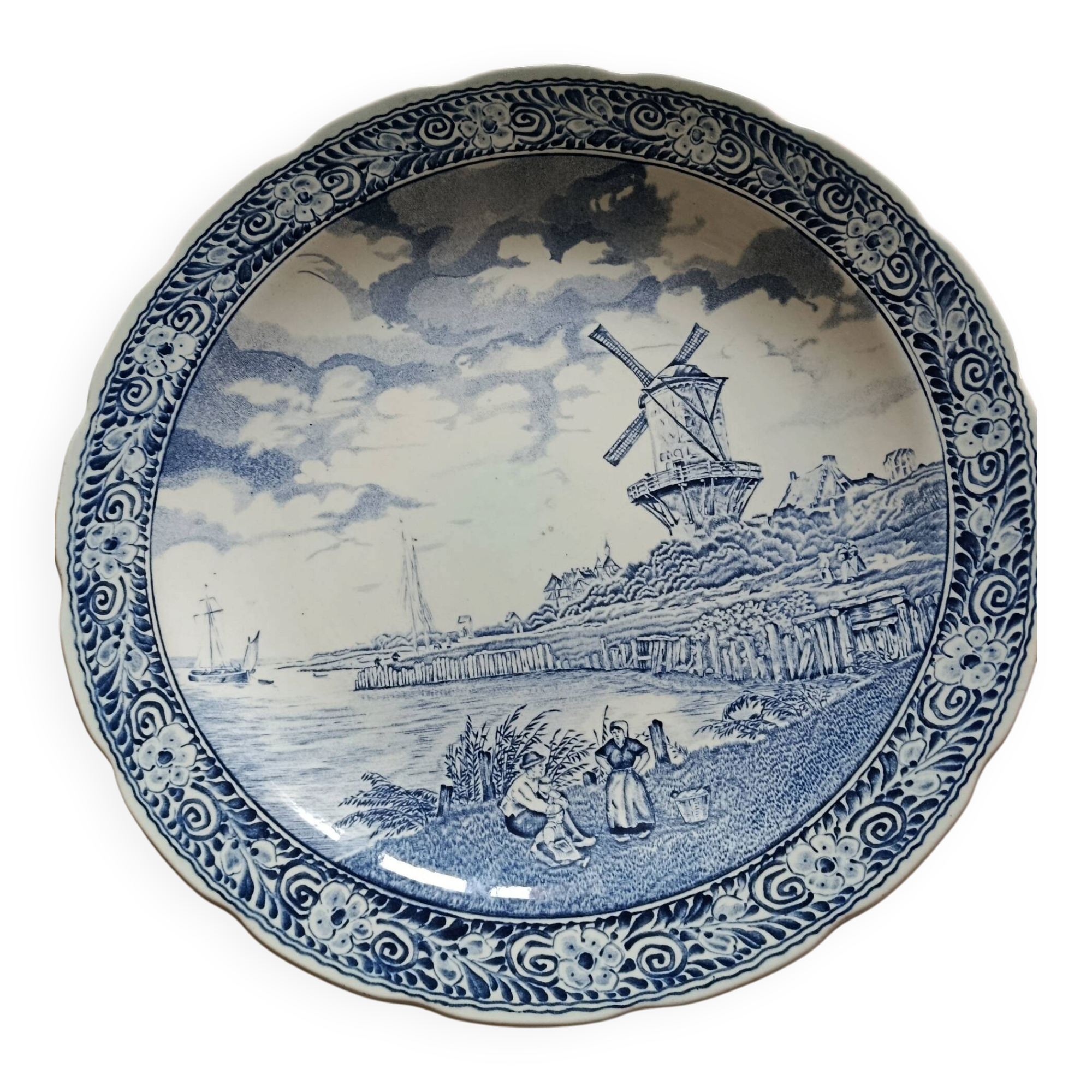 Large round dish