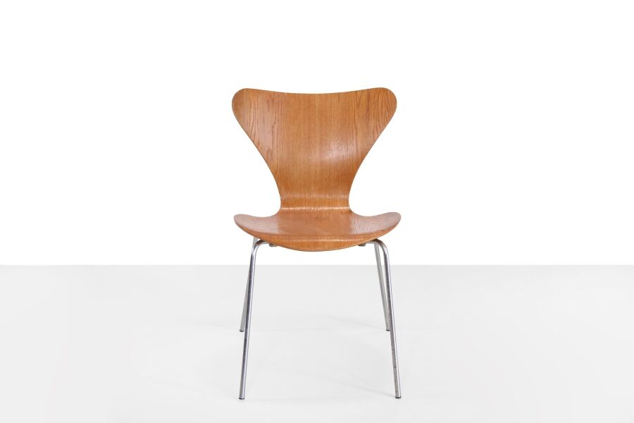 Arne Jacobsen oak butterfly chair model 3107