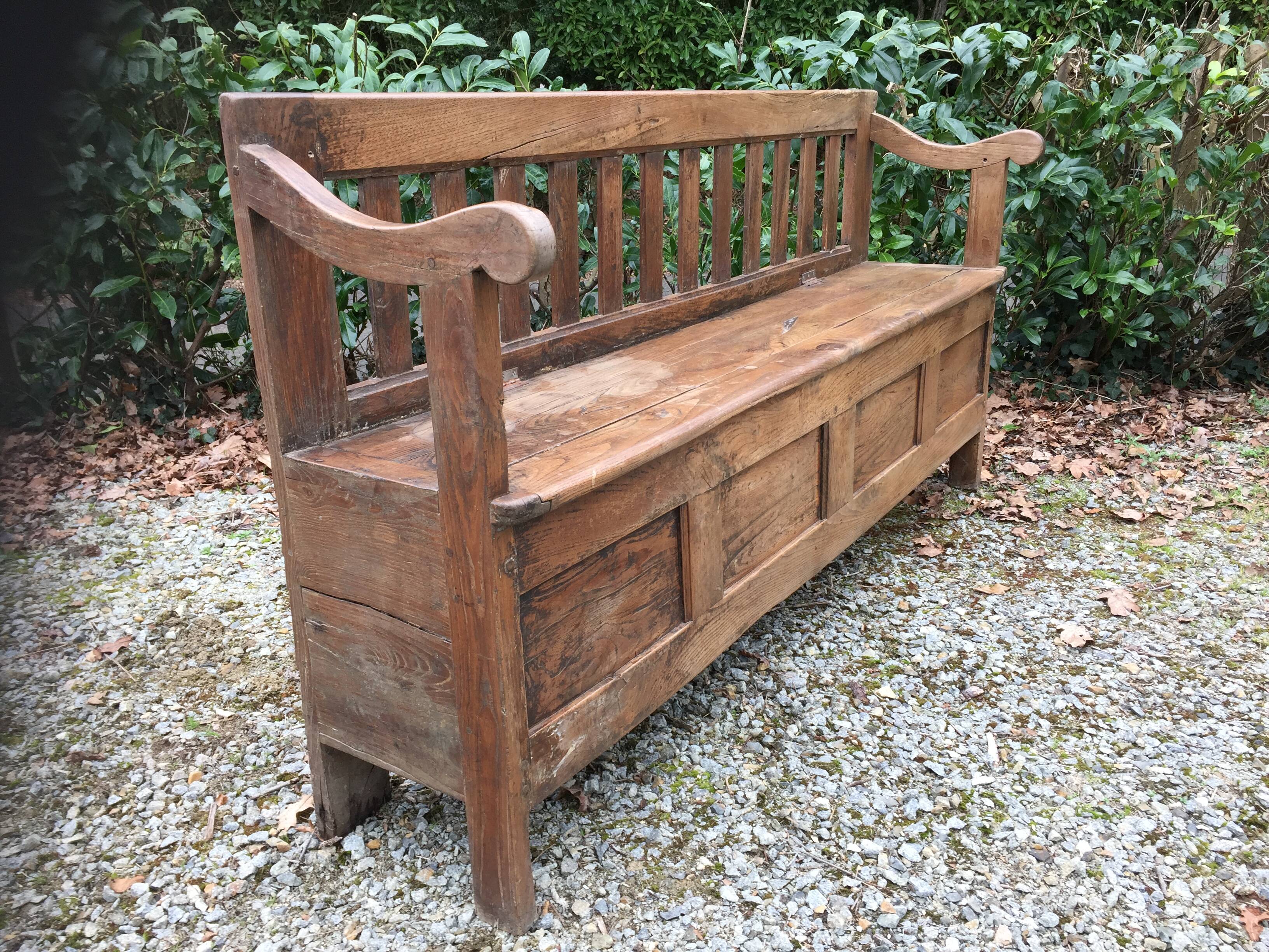 Bench chest paneled in chestnut region Brittany ( Plouay dept. 56 )