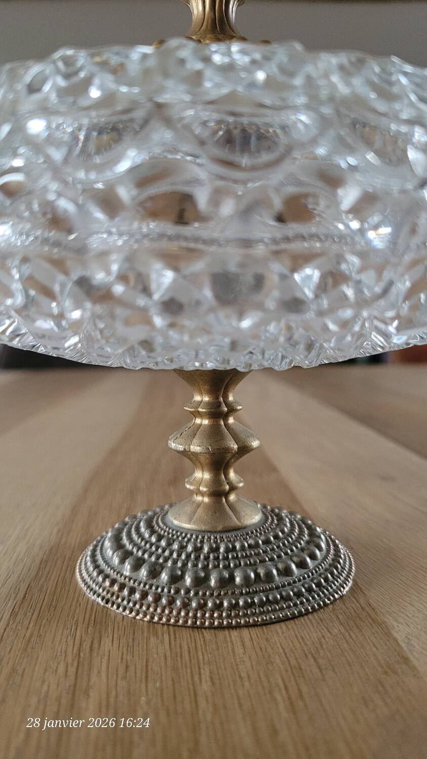 Bonbonnière en verre taillé et métal doré