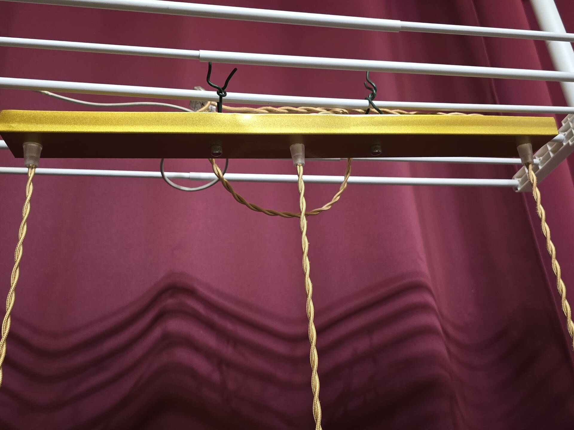Suspension with 3 transparent bubble glass globes.