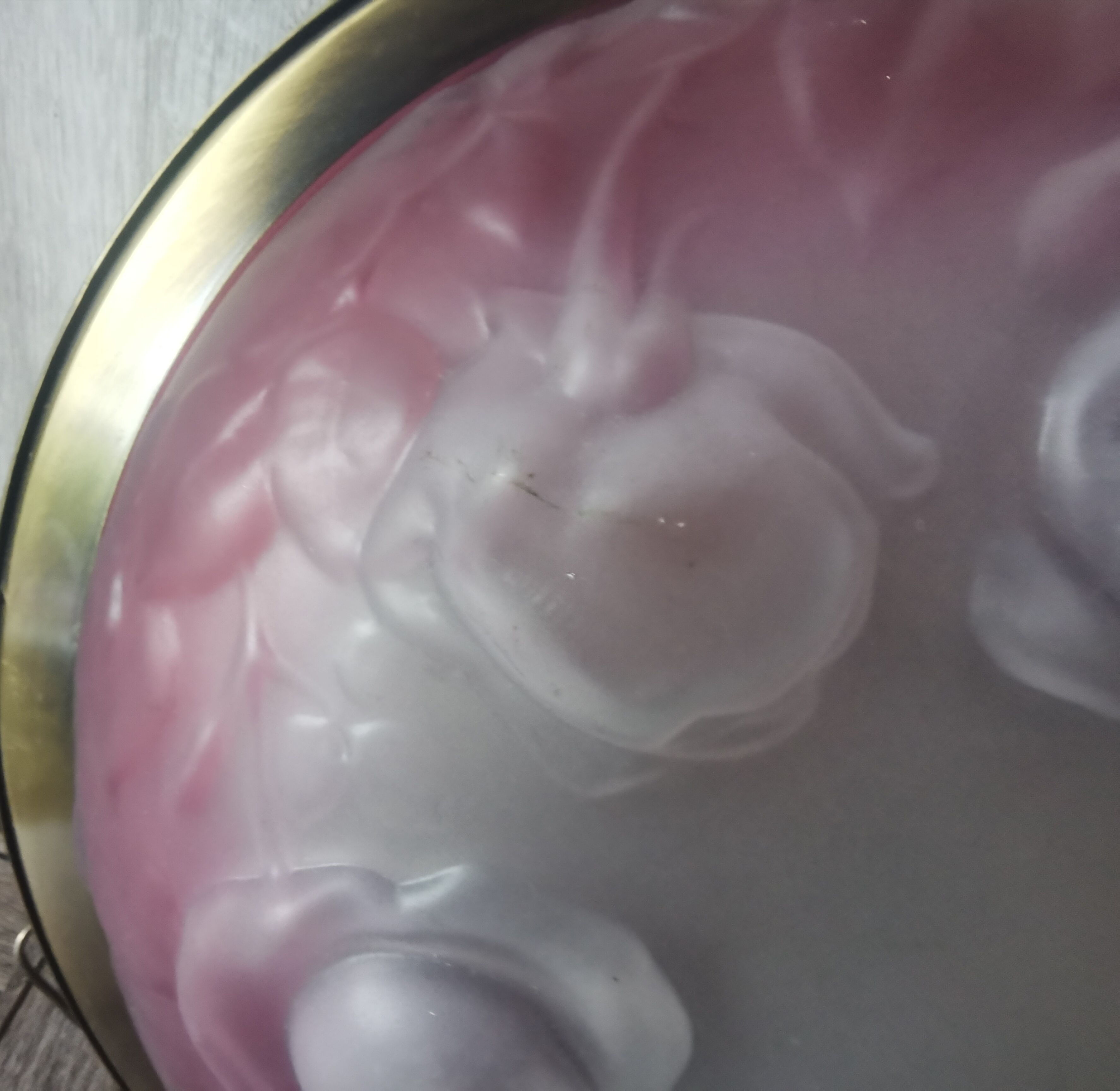 Suspension pink glass paste