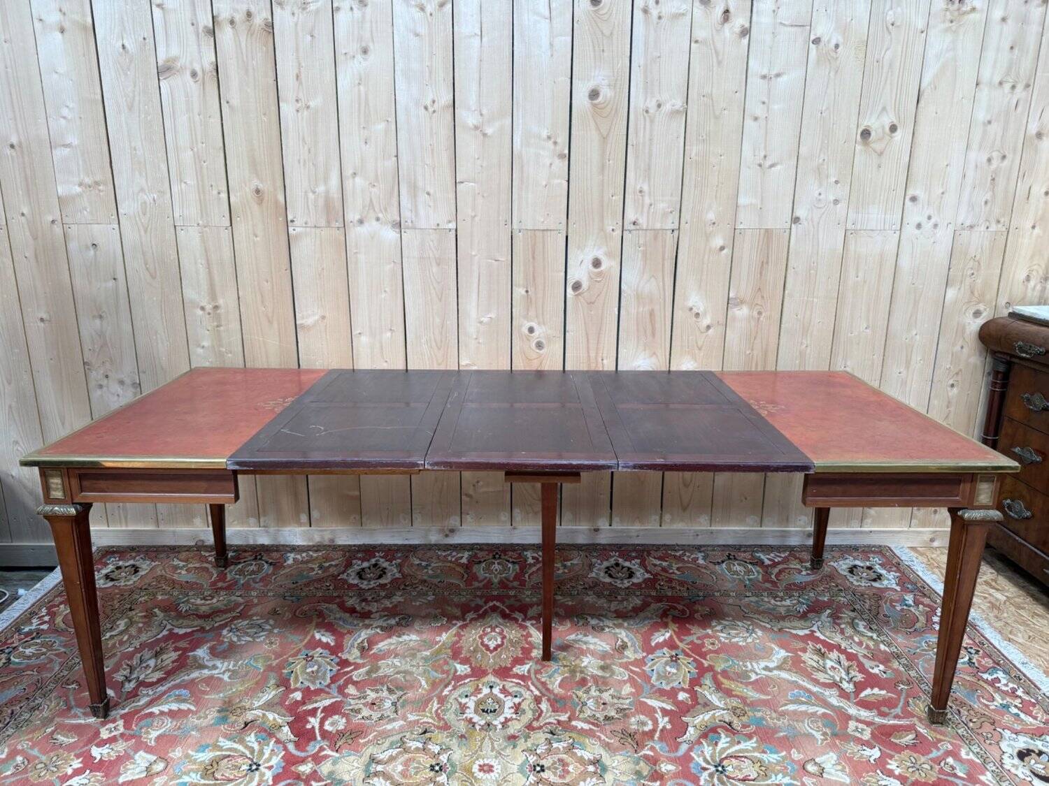 Table extensible style Louis XVI – Plateau cuir doré au petit fer – Bronze doré