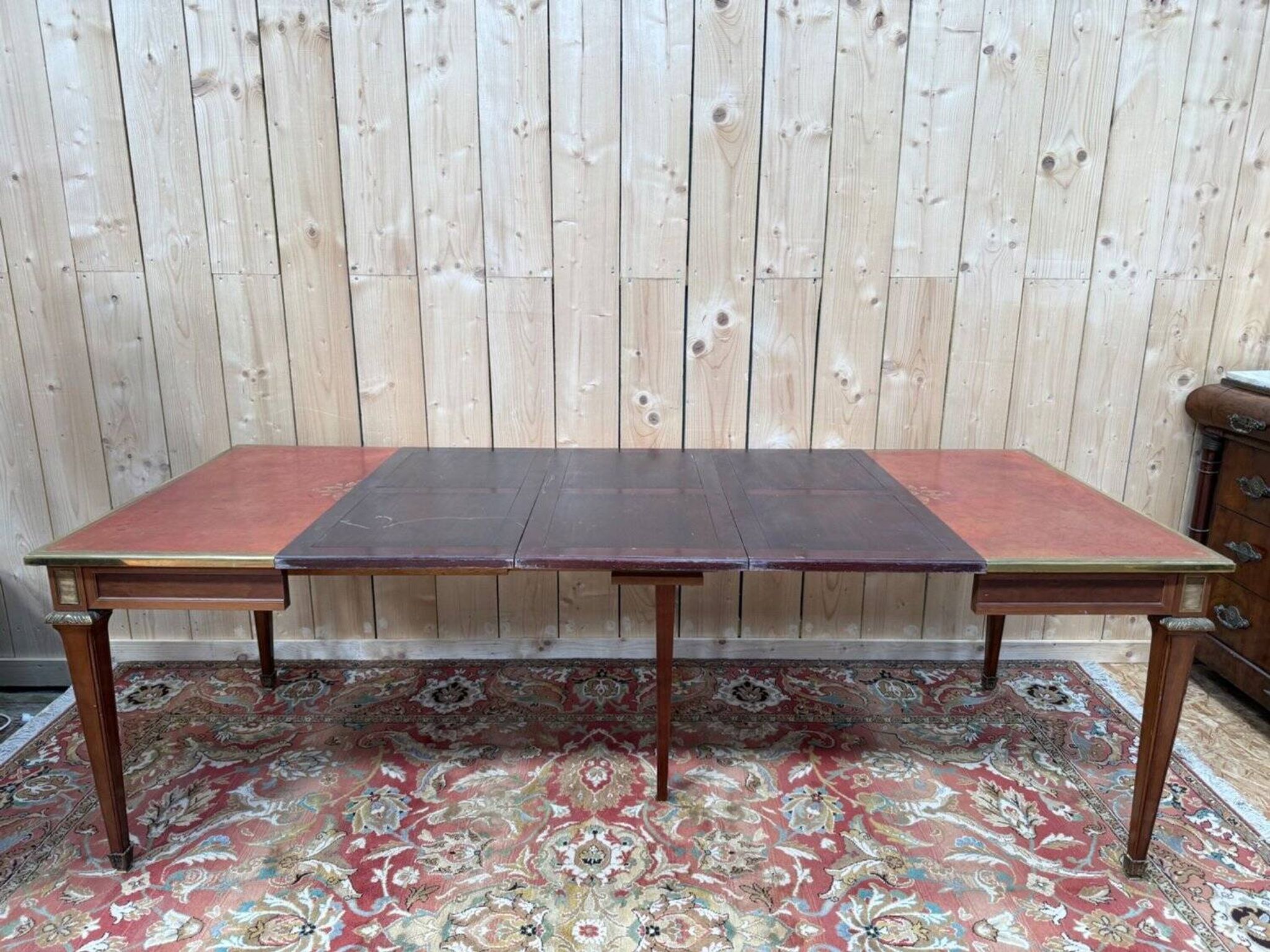 Extendable table in Louis XVI style – Golden leather top with small iron – Gilded bronze
