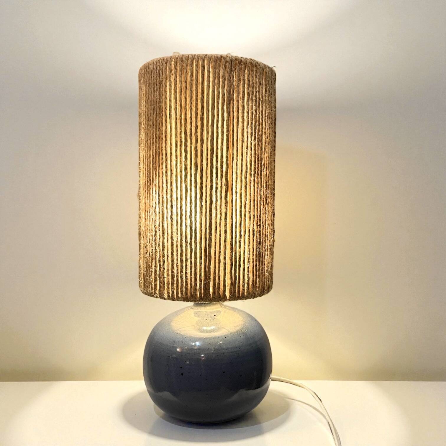 Lampe boule signé en céramique grès bleu lavande abat-jour corde ou raphia