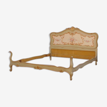 Cadre de lit en bois laqué décors floraux années 1950 style Louis XV