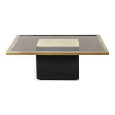 Table basse en laiton doré et verre fumé. Années 1970.
