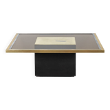 Table basse en laiton doré et verre fumé. Années 1970.