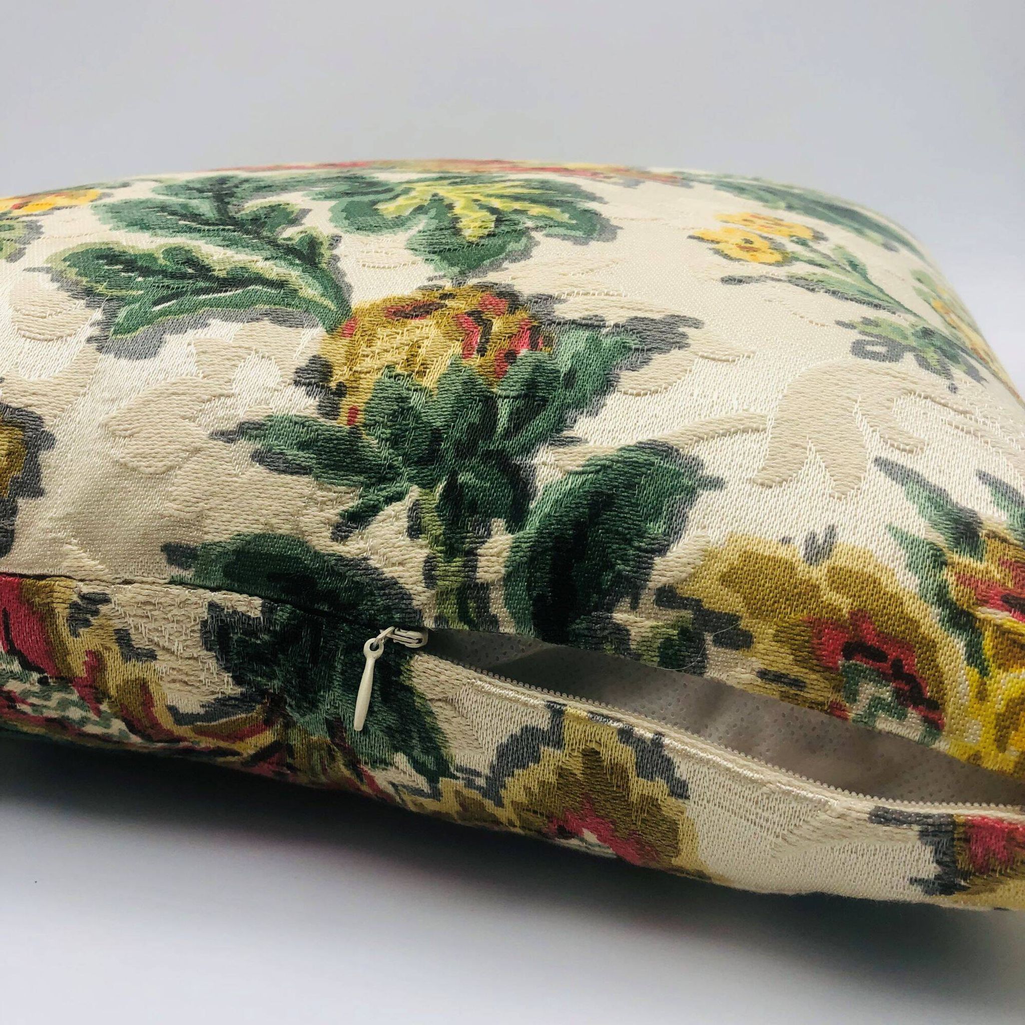 Cushion cover in antique fabric. 40 x 40 cm.