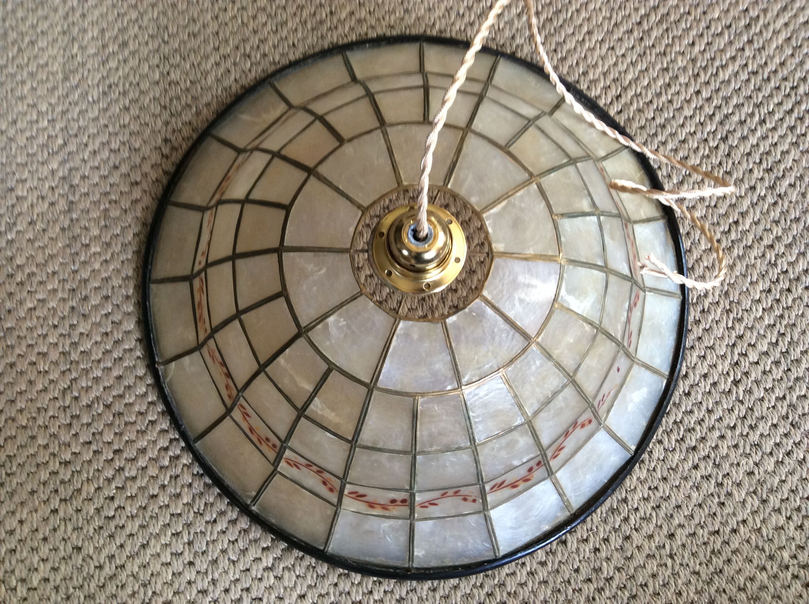 Mother-of-pearl suspension